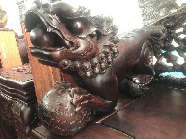 Thương lái Trung Quốc càn quét đồ gỗ trắc, 4 bộ ghế trả luôn 1 triệu USD - 7 Con nghê được đục từ gỗ trắc nguyên khối