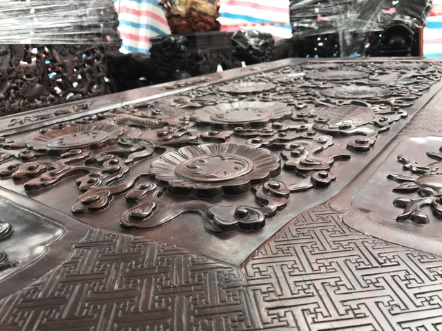 Thương lái Trung Quốc càn quét đồ gỗ trắc, 4 bộ ghế trả luôn 1 triệu USD - 2 Hoa văn trang trí