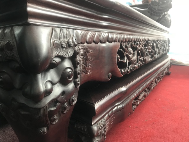 Thương lái Trung Quốc càn quét đồ gỗ trắc, 4 bộ ghế trả luôn 1 triệu USD - 10 Dưới mỗi ghế đều có bục để chân