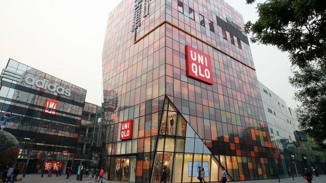Cặp đôi Trung Quốc chuyên lấy cắp quần áo hàng hiệu bán lấy tiền đi phượt - 1 Bên ngoài một trong chuỗi các cửa hàng thời trang thương hiệu Nhật Bản đặt tại Trung Quốc bị cặp đôi ghé thăm và lấy cắp đồ
