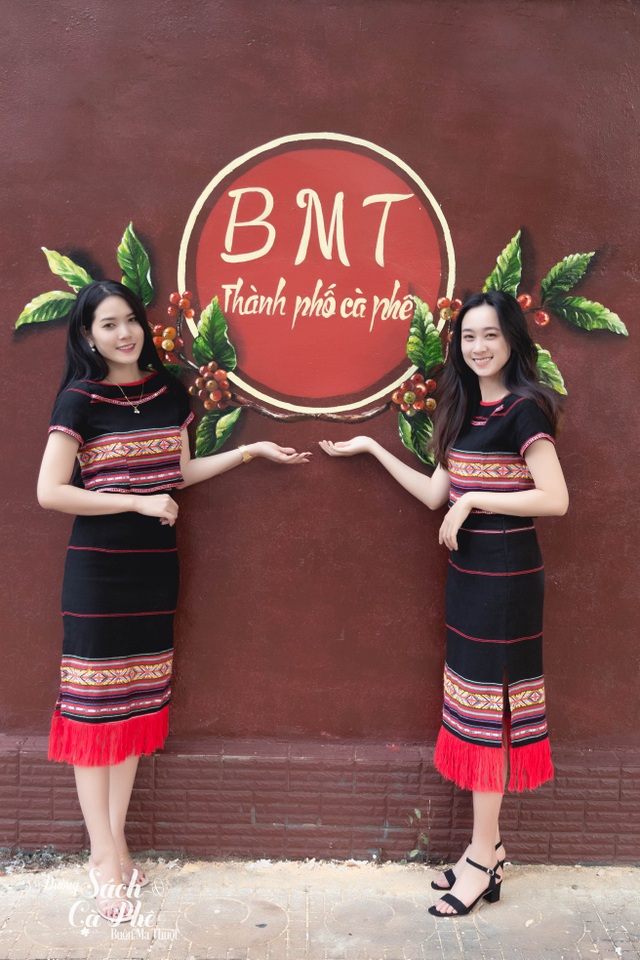 Đường sách cà phê Buôn Ma Thuột điểm “check - in” mới của giới trẻ phố núi - 1 Tuyến Đường sách cà phê Buôn Ma Thuột là nơi nhiều bạn trẻ chọn để chụp ảnh