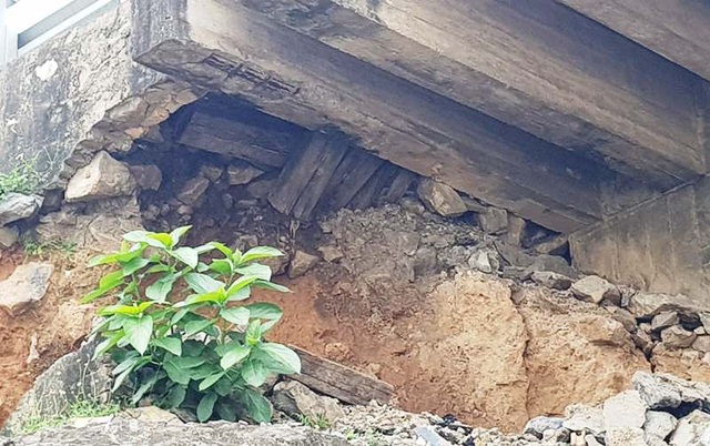 Xói lở chân cầu Hàm Rồng, đe dọa an toàn tuyến đường sắt Bắc - Nam - 5 Nhiều thanh gỗ được lắp đặt giữa cầu và đường bộ có tác dụng giảm tải đã bị rơi ra ngoài, xuất hiện hiện tượng mối mọt do thời gian sử dụng đã lâu.