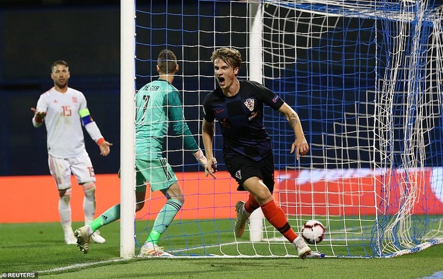 Croatia 3-2 Tây Ban Nha: Chiến thắng nghẹt thở - 9
Niềm vui của Jedvaj sau khi có trận đấu ấn tượng cùng Croatia