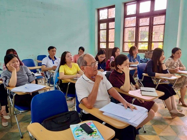 75 tuổi vẫn cắp sách lên giảng đường đại học - 2 Một buổi học của ông Tâm tại giảng đường của Trường Đại học Quảng Bình.