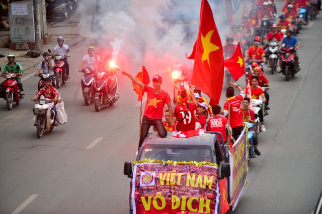 Cổ động viên diễu hành cổ vũ đội tuyển Việt Nam gặp Malaysia - 7 Cờ Tổ quốc tung bay trong gió.