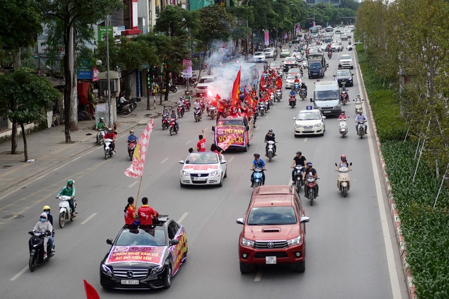 Cổ động viên diễu hành cổ vũ đội tuyển Việt Nam gặp Malaysia - 1 Trước trận đấu với Malaysia lúc 19h30 tối nay (16/11) trên sân Mỹ Đình ở lượt trận thứ 2 bảng A, AFF Cup 2018, ngay từ chiều một số lượng lớn cổ động viên đã có mặt tại trước sân vận động Quốc gia Mỹ Đình để cổ vũ cho đội tuyển nhà. Sau khi lượng cổ động viên đông, nhóm cổ động viên này đã đi diễu hành khắp các tuyến phố Hà Nội.