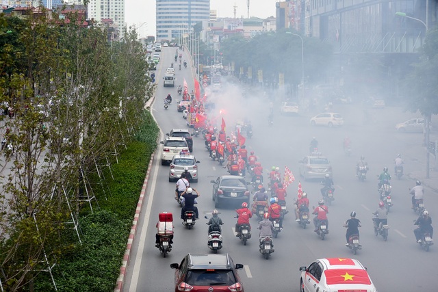 Cổ động viên diễu hành cổ vũ đội tuyển Việt Nam gặp Malaysia - 11 Cổ động viên diễu hành cổ vũ đội tuyển Việt Nam gặp Malaysia - 11