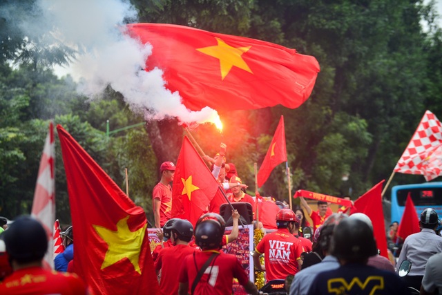Cổ động viên diễu hành cổ vũ đội tuyển Việt Nam gặp Malaysia - 10 Các cổ động viên máu lửa khởi đầu bằng màn diễu hành với những bộ đồng phục cờ đỏ sao vàng rực rỡ quanh các trục đường.