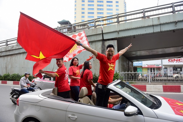 Cổ động viên diễu hành cổ vũ đội tuyển Việt Nam gặp Malaysia - 9 Cổ động viên diễu hành cổ vũ đội tuyển Việt Nam gặp Malaysia - 9