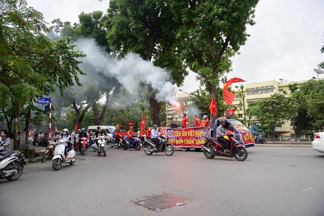 Cổ động viên diễu hành cổ vũ đội tuyển Việt Nam gặp Malaysia - 5 Các cổ động viên máu lửa khởi đầu bằng màn diễu hành với những bộ đồng phục cờ đỏ sao vàng rực rỡ quanh các trục đường.