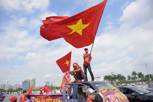 Cổ động viên diễu hành cổ vũ đội tuyển Việt Nam gặp Malaysia - 2 Được đá trên sân nhà trước Malaysia là thuận lợi đối với đội tuyển Việt Nam, xét trong trận đấu này. Không những vậy hàng nghìn khán giả cổ động viên đã sãn sàng cổ động tinh thần cho đội tuyển nhà.