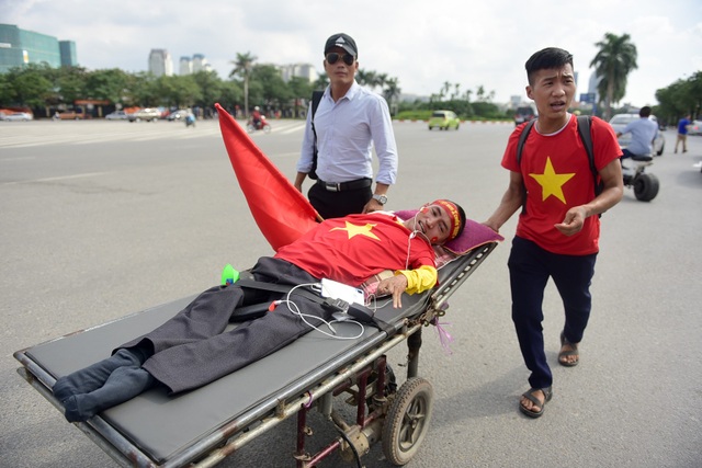 Cổ động viên diễu hành cổ vũ đội tuyển Việt Nam gặp Malaysia - 14 Một cổ động viên đặc biệt anh Nguyễn Bá Kỳ đến từ Nghệ An cho biết: tôi đã cố gắng để ra Hà Nội cổ vũ đội tuyển Việt Nam, tôi dự đoán tỷ số trận ngày 2-1 nghiêng về VIệt Nam.