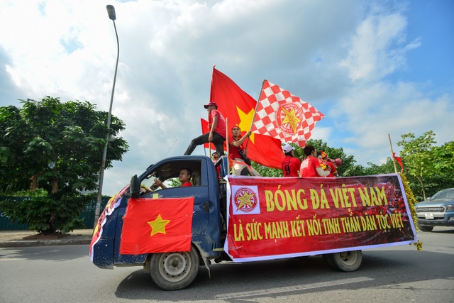 Cổ động viên diễu hành cổ vũ đội tuyển Việt Nam gặp Malaysia - 3 Để tạo không khí trên khắp đường phố Hà Nội, các cổ động viên miền Bắc đã tiến hành diễu hành quanh khu vực các con phố gần sân vận động trước giờ bóng lăn.