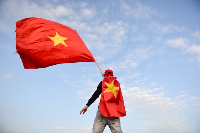 Mỹ Đình rực lửa trước thềm đại chiến Việt Nam-Malaysia - 11 Không hiếm thấy những người khoác và cầm cờ vẫy trước sân vận động Mỹ Đình.