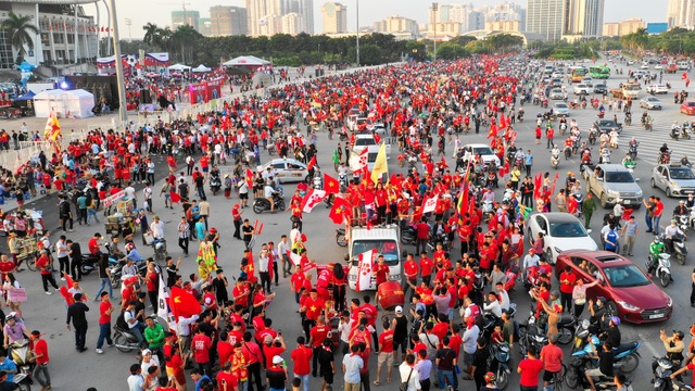 Mỹ Đình rực lửa trước thềm đại chiến Việt Nam-Malaysia - 2 Đa số cổ động viên đến đây đều mặc áo cờ đỏ sao vàng cầm cờ tổ quốc để cổ vũ tinh thần cho đội nhà.