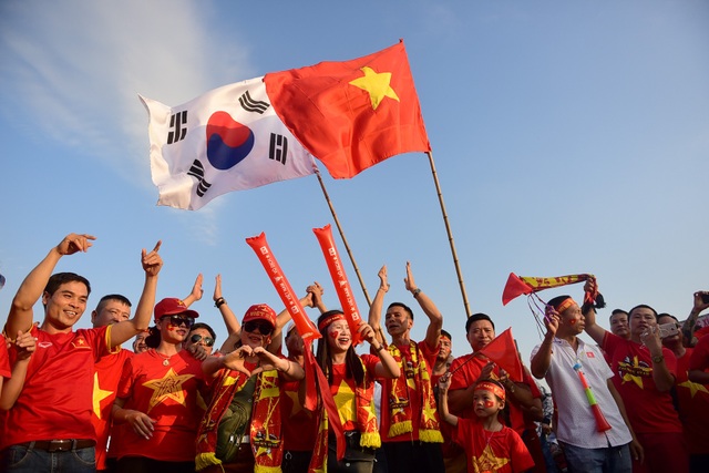 Mỹ Đình rực lửa trước thềm đại chiến Việt Nam-Malaysia - 5 Nhiều người đến đây không những mang cờ Tổ Quốc của Việt Nam, mà còn đem cờ của nước Hàn Quốc để ngầm cảm ơn huấn luận viên Park Hang-seo .