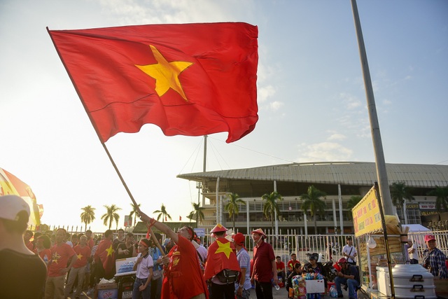 Mỹ Đình rực lửa trước thềm đại chiến Việt Nam-Malaysia - 4 Anh Trần Minh Tuấn (Quốc Oai, Hà Nội), cho biết tôi đến đây từ rất sớm, một phần muốn đi sớm do sân đông phải xếp hàng vào, một phần đến sớm để hòa chung vào không khí cho đội tuyển Việt Nam.