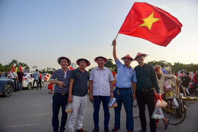 Mỹ Đình rực lửa trước thềm đại chiến Việt Nam-Malaysia - 12 Một nhóm người chụp ảnh lưu niệm trước khi vào sân xem đội tuyển Việt Nam thi đấu.