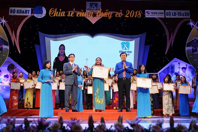 Tuyên dương 48 giáo viên tiêu biểu dạy học sinh khuyết tật - 2 Phó Thủ tướng Vũ Đức Đam cùng Bí thư thứ nhất T.Ư Đoàn TNCS Hồ Chí Minh Lê Quốc Phong trao phần thưởng tặng các thầy giáo, cô giáo dự chương trình Chia sẻ cùng thầy cô.