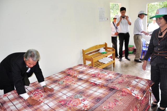 Sửa đổi điều kiện kinh doanh homestay để phục vụ du khách tốt hơn - 1 Chủ homestay ở khu vực Thánh địa Mỹ Sơn chuẩn bị phòng ốc để đón khách