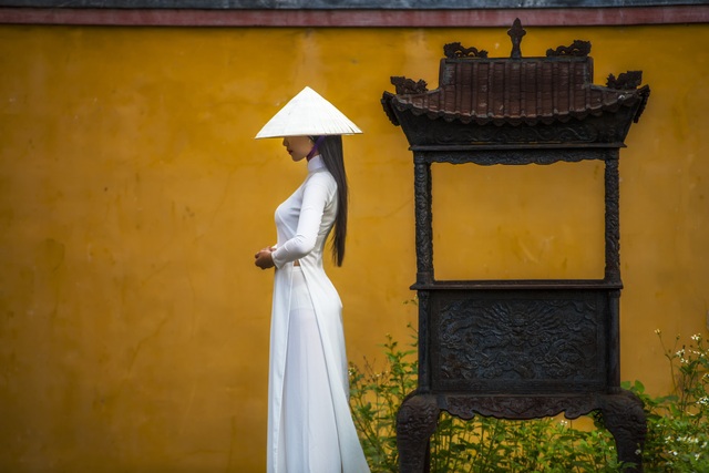Mê mẩn trước vẻ đẹp của Huế qua góc ảnh của nghệ sĩ trẻ - 8 Thiếu nữ Huế bên đền đài