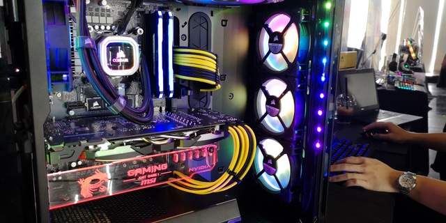 Synnex FPT trở thành nhà phân phối chính thức của CORSAIR tại Việt Nam - 4 Bộ đôi tản nhiệt CORSAIR Hydro Series H100i và H115i RGB Platinum đóng vai trò là dòng tản nhiệt Hydro đầu tiên của CORSAIR có tính năng chiếu sáng RGB tuỳ biến trên cả quạt và đầu bơm tản nhiệt.
