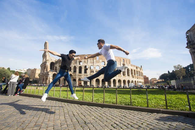 Quốc Cơ – Quốc Nghiệp thăm thú thành Rome trước khi lập kỷ lục thế giới - 2 Phút tinh nghịch của hai anh em họ Giang ở bên ngoài Đấu trường La Mã.