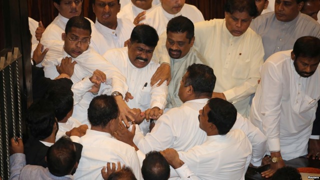 Nghị sĩ Sri Lanka ẩu đả tập thể ngay giữa cuộc họp quốc hội - 1
Các nghị sĩ Sri Lanka ẩu đả giữa nghị trường. (Ảnh: Reuters)