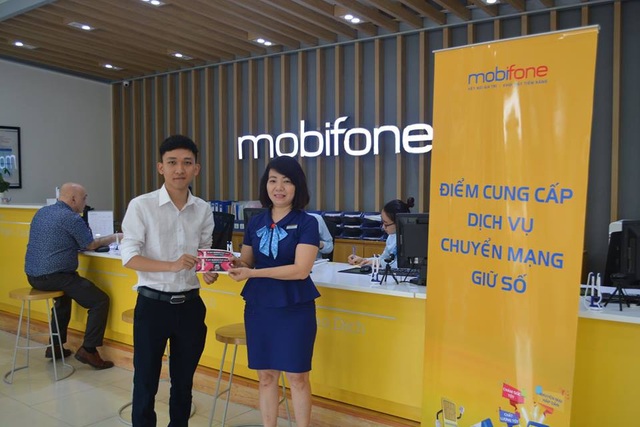 Chuyển mạng giữ số sang MobiFone, khách hàng may mắn nhận ngay cặp vé VIP xem AFF CUP - 1 Đại diện cửa hàng MobiFone Nguyễn Chí Thanh trao cặp vé AFF cho khách hàng may mắn