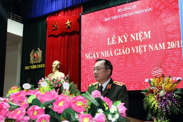 Học viện Cảnh sát nhân dân mít tinh kỷ niệm 36 năm ngày Nhà giáo Việt Nam - 2
Đồng chí Thượng tướng, PGS.TS Nguyễn Văn Thành, Ủy viên TƯ Đảng, Thứ trưởng Bộ Công an phát biểu tại buổi lễ.
