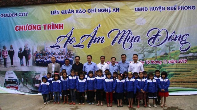 Trao hơn 1.000 áo ấm đến trẻ em miền biên xứ Nghệ - 1 Hơn 1.000 áo ấm được trao đến các em học sinh ở xã Quang Phong, Cắm Muộn (huyện Quế Phong, Nghệ An).