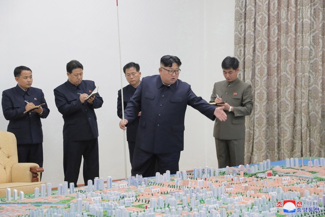 
Ông Kim Jong-un chỉ đạo hoạt động xây dựng tại Sinuiju. (Ảnh: Reuters)

