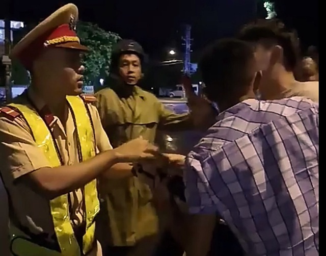 Vụ CSGT té ngửa: Bất ngờ với lý lịch của người lái xe bỏ trốn - 1
CSGT Bình Định bất ngờ té ngửa khi giằng co với một thanh niên.