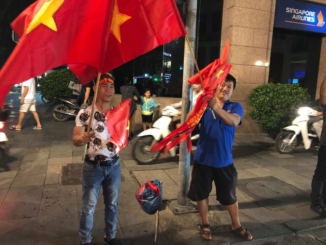 Dân bán đồ cổ vũ bóng đá than "bán chậm" dù tuyển Việt Nam thắng Malaysia - 4 Dù không được đắt hàng như những lần trước nhưng một số người bán vẫn tỏ ra rất vui vì tuyển Việt Nam chiến thắng. (Ảnh: Hồng Vân)