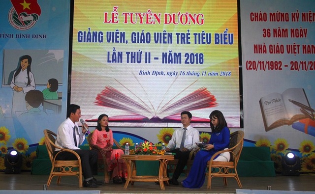 Những giáo viên trẻ nhiệt huyết với sự nghiệp gieo chữ - 1
Cô Mai Thị Phước và thầy Trần Hữu Huy (ngồi ghế phía sau) giao lưu cùng học sinh, sinh viên trong lễ tuyên dương giáo viên, giảng viên trẻ tiêu biểu tỉnh Bình Định lần 2 năm 2018.