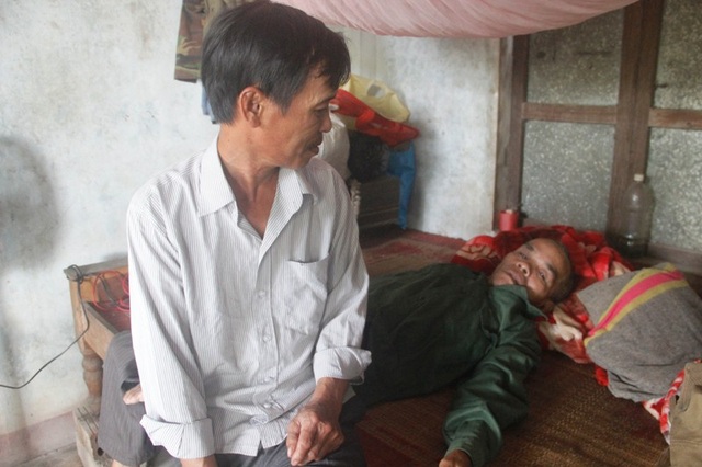 Thương bé gái 4 tuổi có nguy cơ bị bại liệt - 8 Người anh trai của anh Linh bị tâm thần nhiều năm nay.