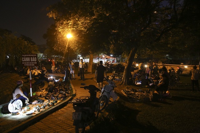 Người Hà Nội soi đèn đi chợ đồ cũ trong công viên - 1
Chợ họp từ sẩm tối trong khuôn viên công viên hồ Đền Lừ (quận Hoàng Mai, Hà Nội), chuyên bán các mặt hàng đã qua sử dụng.