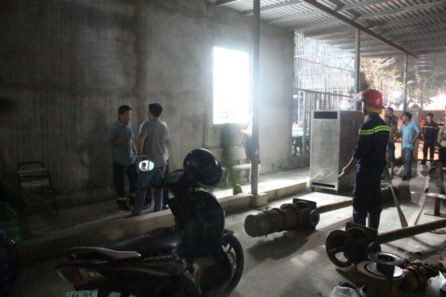 Chồng tưới xăng khắp nhà, dùng dao khống chế vợ con - 3 Lực lượng Công an sẵn sàng để giải cứu con tin.