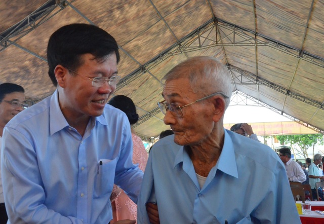 Trưởng Ban Tuyên giáo Trung ương dự "Ngày hội Đại đoàn kết toàn dân tộc" - 1 Trưởng Ban Tuyên giáo Trung ương Võ Văn Thưởng dự Ngày hội Đại đoàn kết toàn dân tộc cùng bà con nhân dân thôn 5, xã Nghĩa Dũng (TP. Quảng Ngãi).