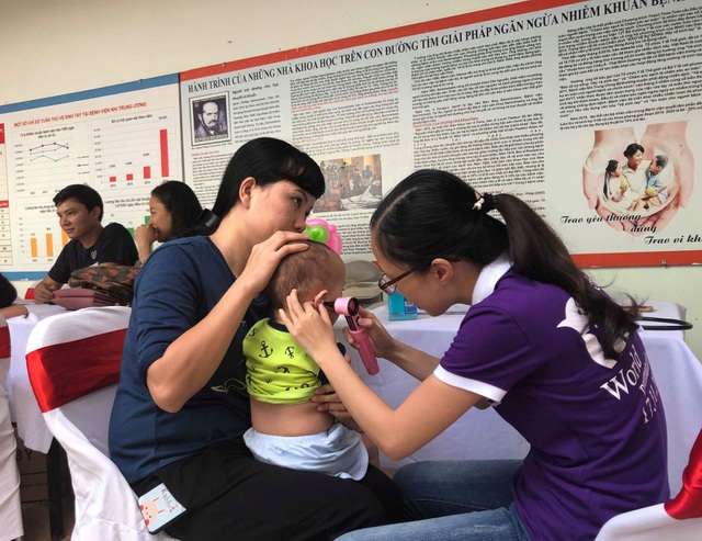 Tỉ lệ sinh non, nhẹ cân ngày càng gia tăng - 1 Bác sĩ thăm khám cho một em bé sinh non.