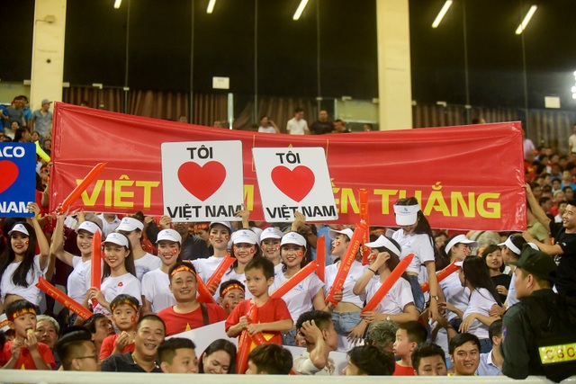 Những bảng có dòng chữ tôi yêu Việt Nam được những cổ động viên nữ xinh đẹp mang đến sân tiếp lửa cho đội tuyển nhà.
