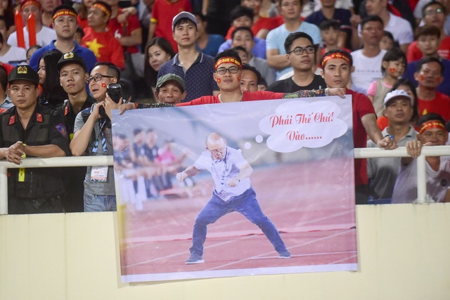 Nhưng băng rôn cách điệu cũng được các cổ động viên đem tới sân để cổ vũ cho thầy trò HLV Park Hang-seo.