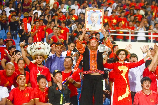 Hai cổ động viên cuồng nhiệt, với bộ đồ dân tộc và áo dài bản đồ hình chữ S.