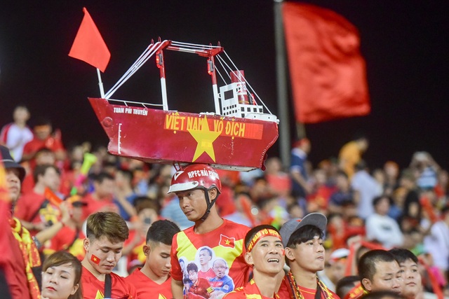 Mỗi người đến đây đều cổ vũ cho đội tuyển nhà có một trận đấu chiến thắng. Một cổ động viên đã đội một chiếc thuyền trên đầu có chữ Việt Nam vô địch.