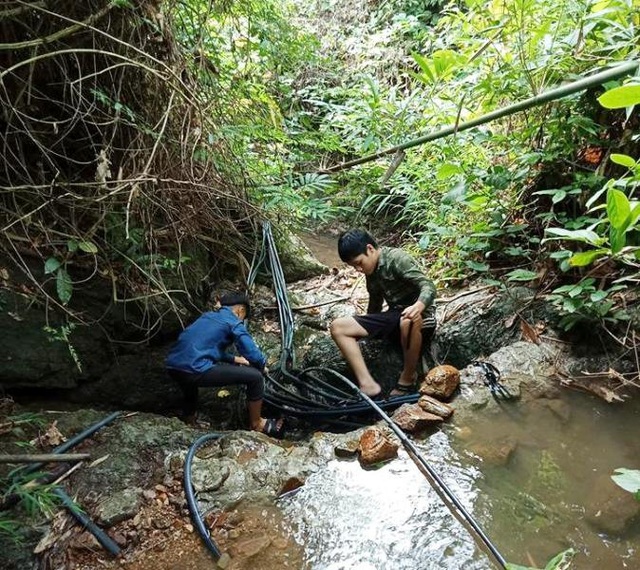 Thầy trò vùng biên băng rừng để dẫn nguồn nước về sinh hoạt - 2 Thầy trò vùng biên băng rừng để dẫn nguồn nước về sinh hoạt - 2