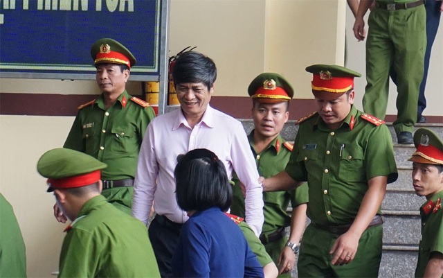 “Bóng hồng” trong vụ án đánh bạc nghìn tỷ khai gì tại tòa? - 3 Bị cáo Phan Văn Vĩnh (ảnh trên) và Nguyễn Thanh Hóa vào phòng xử án chiều 17/11.