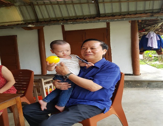 Nhà giáo, Giáo sư Nguyễn Xuân Yêm và “cái tình” của một vị Tướng - 5
Thầy Nguyễn Xuân Yêm thăm cháu Trần Gấu (con của Thiếu úy Đậu Thị Huyền Trâm) tại gia đình ngày 22/04/2018.
