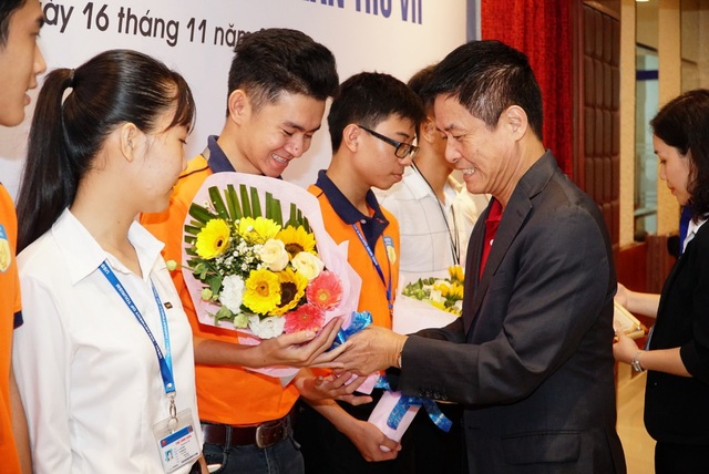 Vietravel ký kết thoả thuận hợp tác với 5 trường ĐH và trao học bổng “Chắp cánh ước mơ” - 2 Ông Nguyễn Quốc Kỳ - Tổng Giám đốc Vietravel chúc mừng và trao học bổng cho các bạn sinh viên