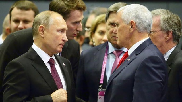Biểu cảm nghiêm khác thường của phó tổng thống Mỹ khi gặp ông Putin - 1
Tổng thống Putin gặp Phó Tổng thống Mỹ Mike Pence tại Singapore (Ảnh: Getty)
