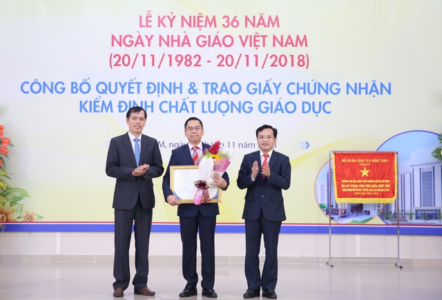 Trường ĐH đầu tiên đạt chuẩn kiểm định chất lượng giáo dục theo chuẩn mới của Bộ GD-ĐT - 1 Hiệu trưởng trường ĐH Công nghệ TPHCM nhận chứng nhận đạt chuẩn kiểm định chất lượng giáo dục mà trường vừa đạt được
